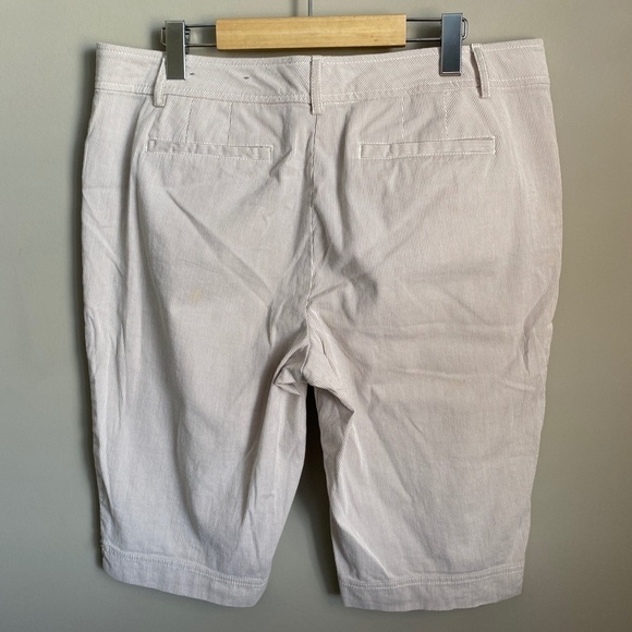 Ann Taylor Women's‎ Cream Pinstriped Wide Leg Walking Long Shorts Size 14 - Picture 3 of 9